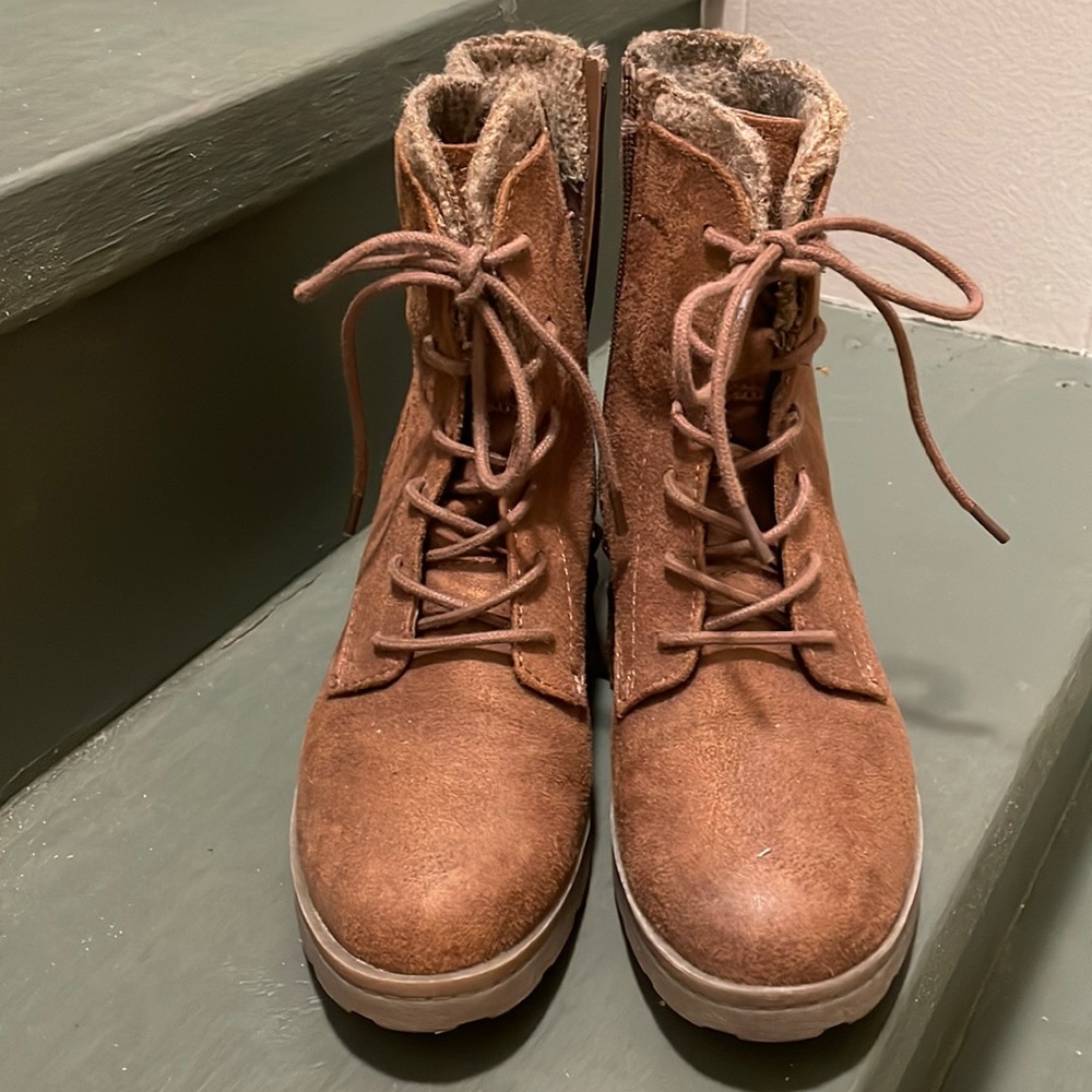 Universal Thread brown zip up boots size 6.5 like new